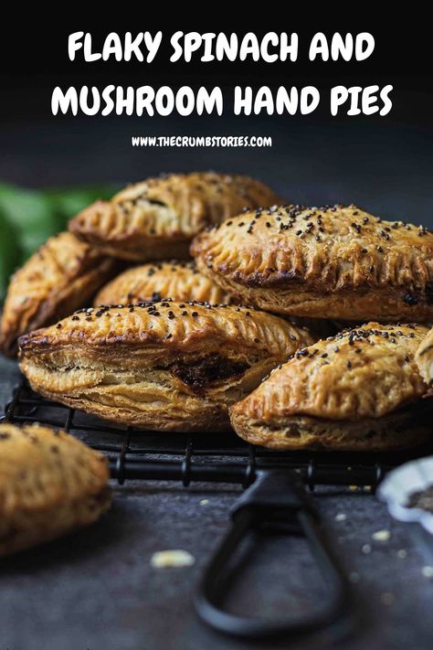 Its crispy, flakyy and buttery! Everything a pie should be like, in a mini pie sized version. Crispy pie crust filled with delicious spinach and mushroom filling. Mushroom Hand Pies, Mushroom Filling, Spinach And Mushroom, Hand Pie Recipes, Mushroom Pie, Mini Pie, Hand Pie, Baked Rolls, Flaky Pie Crust