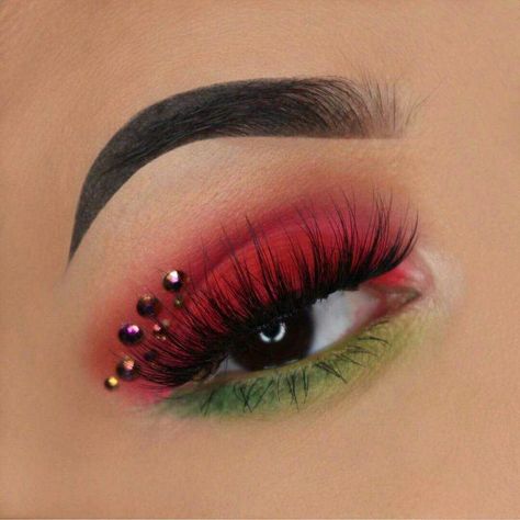 Red White And Green Eye Makeup, Red White Green Makeup, Christmas Elf Makeup Looks Easy, Christmas Makeup Red And Green, Green And Red Makeup Looks, Green Red Makeup, Red And Green Makeup Looks, Red And Green Eye Makeup, Red And Green Eyeshadow