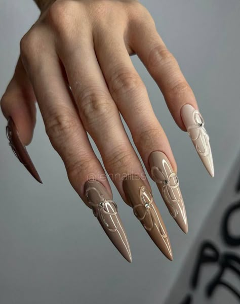 Fall Nail Designs Stiletto Shape, Stiletto Brown Nails, Stiletto Nails Brown, Brown Stiletto Nails, Shades Of Brown Nails, Brown Nails Fall, Stiletto Nails Long, Stiletto Nail Art, Nails Autumn