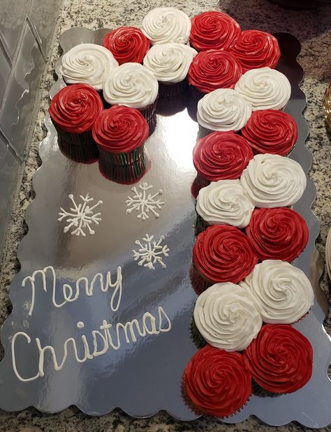 Xmas Bday Party Ideas, Candy Cane Pull Apart Cupcakes, Santa Cupcake Cake, Christmas Cupcake Pull Apart Cake, Easy Winter Cake Decorating, Christmas Cupcake Cakes, Fun Cupcake Decorating Ideas, Christmas Cupcake Recipes, Candy Cane Cupcakes