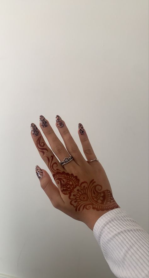 Brown Heart Nails, Cute Henna Design, Cute Henna Designs, Cute Henna Tattoos, Brown Henna, Henna Nails, Henna Inspired Tattoos, Cute Henna, Finger Henna Designs