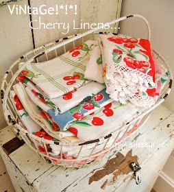 Vintage Wire Baskets, Bowl Of Cherries, Cherry Kitchen, Living Vintage, Vintage Kitchens, Regal Design, Linens And Lace, Shabby Chic Kitchen, Chic Kitchen