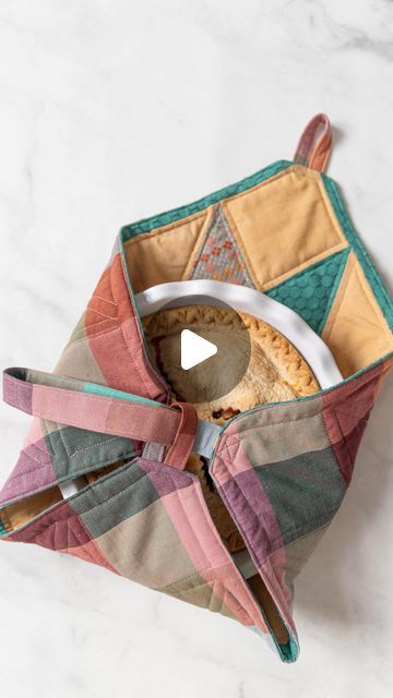 Casserole Bag Pattern, Quilted Pie Carrier Pattern, Sew Pie Carrier, Christmas Table Sewing Projects, Pie Carrier Sewing Pattern, Quilted Pie Carrier, Pie Carrier Pattern, Pie Carrier Diy Free Pattern, Small Quilted Projects