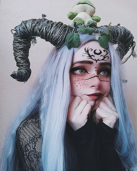 Forest Nymph Costume, Dark Fae Costume, Dark Fairy Makeup, Scare Actor, Evil Elf, Halloween Make Up Looks, Fae Costume, Fairies In The Garden, Demon Makeup