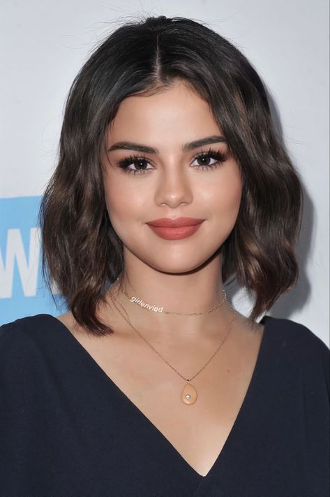 Selena Gomez Portrait Reference, Round Face Smile, Best Medium Length Haircuts For Round Faces, Selena Gomez Hair Short, Lob For Round Face, Bob For Round Face, Round Face Celebrities, Selena Gomez Short Hair, Selena Gomez Hair