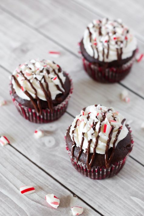 gluten free vegan chocolate peppermint cupcakes Peppermint Mocha Cupcakes, Drizzle Recipe, Buttermilk Frosting, Chocolate Peppermint Cupcakes, Peppermint Cupcakes, Sprinkles Cupcakes, Christmas Cupcakes Recipes, Peppermint Recipes, Mocha Cupcakes