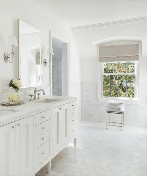 White elegant bathroom Hexagon Bathroom Floor, Hexagon Tile Bathroom Floor, Hexagon Tile Bathroom, Floors Ideas, Marble Bathroom Floor, Small Apartment Bathroom, White Marble Bathrooms, White Marble Floor, White Tile Floor