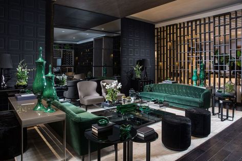 Avant Design, made up of sisters Cristina and Monica Souza, created a space around Tom Ford that epitomizes the designer's aesthetic with a rich emerald and black color palette. Added velvet pieces provide an element of luxe that is synonymous to Ford. Tom Ford Interior, Mirrored Walls, Living Room Black, Episode Backgrounds, Black Living Room, Creative Decoration, Green Furniture, Room Black, Kitchen Trends