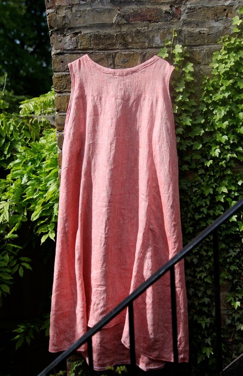 Free Tutorial - Strawberry Linen Summer Dress Summer Dress Patterns Free, Summer Dresses Tutorial, Summer Dresses Diy, Linen Dress Pattern, New Dress Pattern, Linen Summer Dress, Dress Patterns Diy, Trendy Sewing Patterns, Knit Dress Pattern