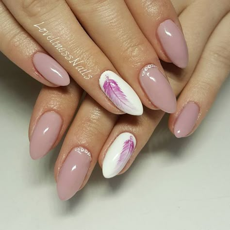 Feather, white and pink nail art. Feather Nail Designs, Nagel Stamping, Feather Nails, Pretty Nail Art Designs, Almond Nails Designs, Super Nails, Round Nails, Nails French, Instagram Nails