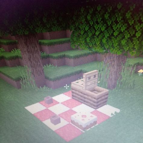 Picnic minecraft aesthetic Picnic Spot Minecraft, Picnic Table Minecraft, Minecraft Picnic Table, Picnic In Minecraft, Minecraft Date, Minecraft Picnic, Minecraft Scenery Aesthetic, Playing Minecraft Aesthetic, Minecraft Table