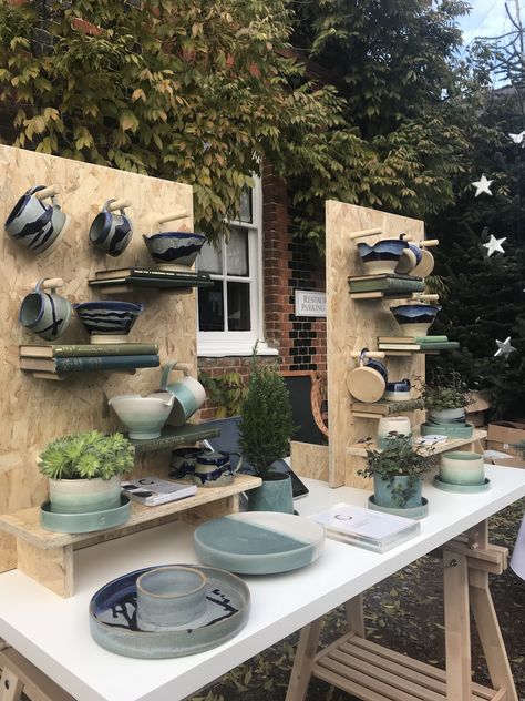 Pottery Stand Fair, Vendor Booth Display Ideas Pottery, Market Display Shelves, Ceramic Stall Display, Ceramic Pop Up Shop, Ceramic Sale Display, Mug Vendor Display, Ceramic Craft Fair Display, Pottery Stall Display Ideas