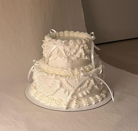 Princess Aesthetic Cake, Vintage Cake Engagement, Vintage Cakes Birthday Aesthetic, Wedding Aesthetic Cake, White Birthday Cake Aesthetic, White Cake Aesthetic, White Vintage Cake, Wedding Cake Aesthetic, Wedding Cake Vintage