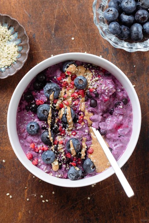 This blueberry oatmeal is incredibly easy to make and so creamy and flavorful! You can make it fully vegan and it's really versatile - use any berries you like! Top with more berries, nut butter, and seeds or nuts. The best oatmeal you'll make this week and our go-to! Oats With Milk, Oatmeal Ideas, Cinnamon Healthy, Blueberry Baked Oatmeal, The Best Oatmeal, Blueberry Overnight Oats, Overnight Oats Healthy, Blueberry Oatmeal, Healthy Comfort