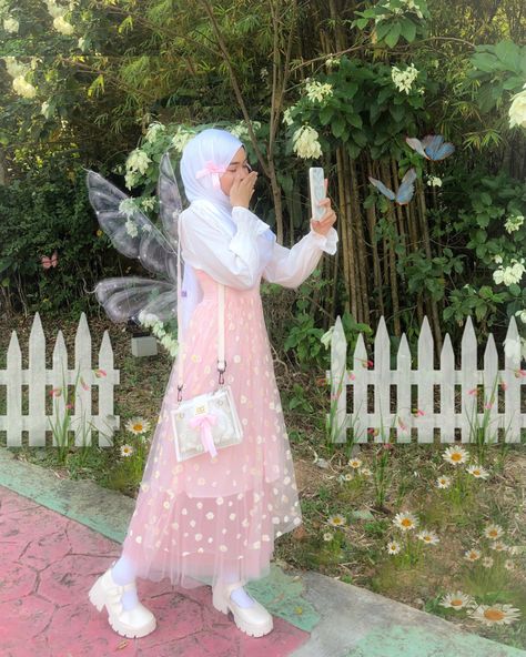 coquette dollette fairy hijabi coquette Simple Fairy Dress, Fairy Dress Hijab, Kawaii Hijab Outfit, Girly Hijabi Outfits, Pastel Fairycore Outfits, Pink Fairycore Outfits, Hijabi Fairycore, Hijabi Cottagecore, Princess Core Outfit