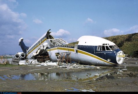 This was the one off prototype & flew in BOAC colours but never actually flew for the state airline. Following a heavy landing at LGW the aircraft suffered a buckled fuselage and was eventually broken up. Vickers Vc10, Aircraft Accidents, Airplane Graveyard, Aviation Accidents, Close Calls, Gatwick Airport, New Aircraft, Ocean Air, Vintage Aviation