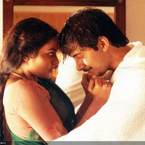 Pudhu Vellai Mazhai, Roja Movie, Movies 90s, Mani Ratnam, Bollywood Music Videos, Movie Pic, Romantic Scenes, Movie Couples, Movie Poster Art