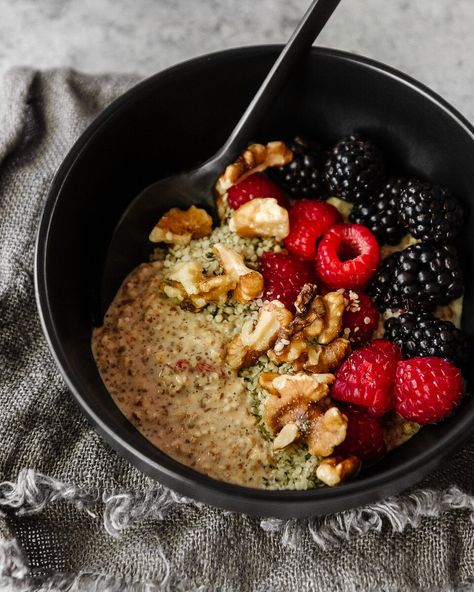 Easy Overnight Oats with Goji Berries Berry Overnight Oats Healthy, Overnight Oats With Cherries, Oat Bran Overnight Oats, Oats And Berries, Goji Berry Oatmeal, Matcha Overnight Oats, Low Bun Tutorials, Easy Overnight Oats, Organic Coconut Sugar