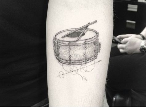 Snare Drum Tattoo, Drum Stick Tattoo, Drummer Tattoo, Woo Tattoo, Dr Woo Tattoo, Drum Tattoo, Stick Tattoo, Tatuagem Masculina Pequena, Dr Woo