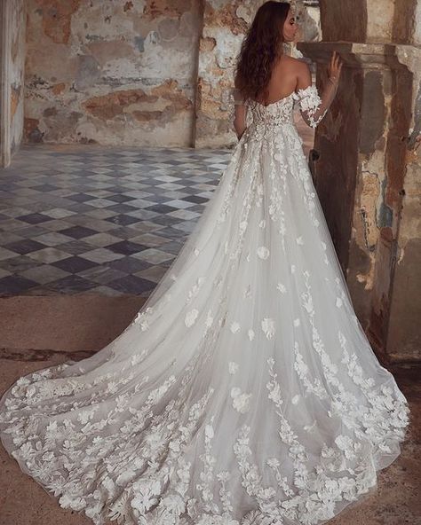 Castle Wedding Dress, Calla Blanche Wedding Dress, Blanche Wedding Dress, Calla Blanche, Tulle Wedding Dresses, Dresses With Appliques, Spaghetti Strap Wedding Dress, Bohemian Wedding Dress Lace, Wedding Dresses With Flowers