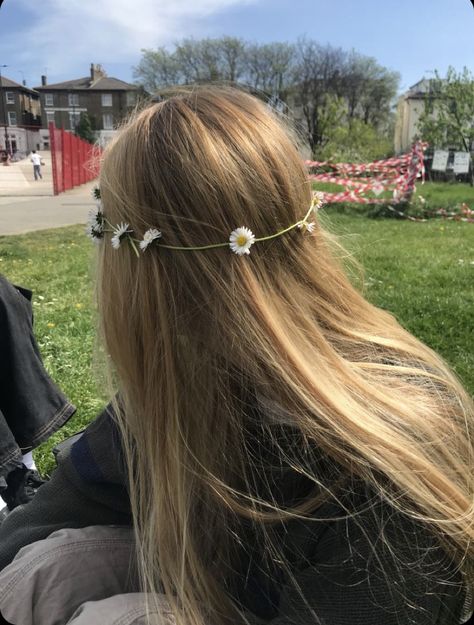 Flower Crowns Aesthetics, Flower In Hair Aesthetic, Isabel + Core + Aesthetic, Daisy Chain Aesthetic, Daisy Chains Aesthetic, Daisy Crown Aesthetic, Daisy In Hair Aesthetic, Cottagecore Flowercrown, Chains Aesthetic