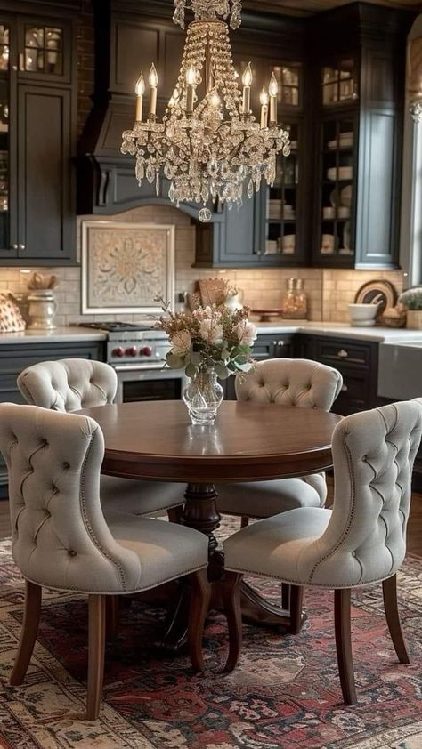 Tuscan Kitchen Design, Dining Furniture Makeover, Chic Dining Room, Country Dining Rooms, Tuscan Kitchen, Kitchen Refresh, Casa Vintage, Luxury Dining Room, Elegant Kitchens