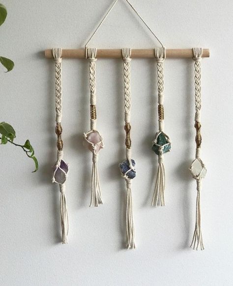 Crystal Tumble Display, Crystal Crafts To Sell, Macrame With Crystals, Macrame With Beads, Diy Crafts Keychain, How To Make Crystals, Macrame Colar, Makramee Diy, Diy Bracelet Designs