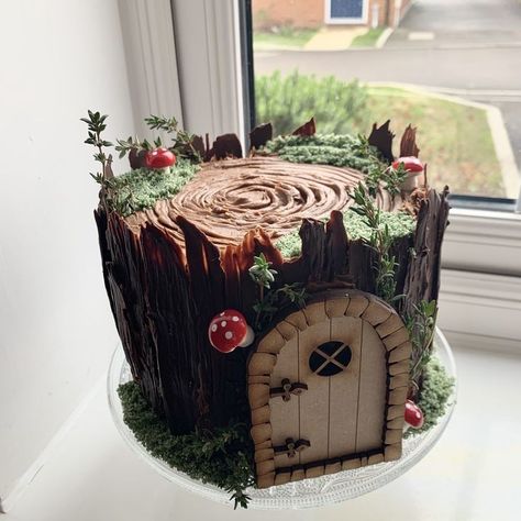 Chocolate Garden Cake, Tree Trunk Cake Ideas, Fairy Log Cake, Forest Aesthetic Birthday Party, Tree Stump Fairy Cake, Fairy House Birthday Cake, Nature Themed Cakes, Nature Cakes Birthday, Fairy Garden Cakes