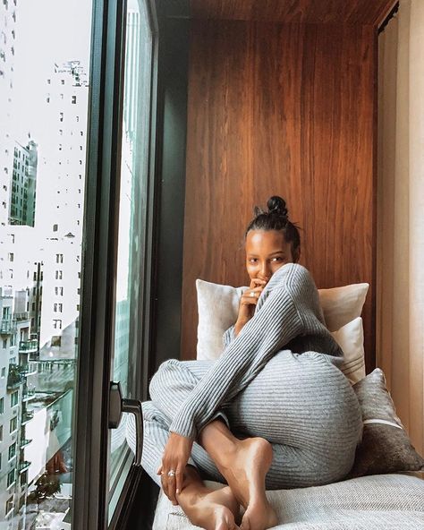 Jasmine Tookes on Instagram: “Back in my little cozy nook💫 Love to relax here in this busy city! How do you unwind? @1hotels” Jasmine Tookes Instagram, Jasmine Tookes Style, Pictures Of Jasmine, Mode Shoes, Camila Morrone, Girls Diary, Jasmine Tookes, Busy City, Pregnancy Outfits