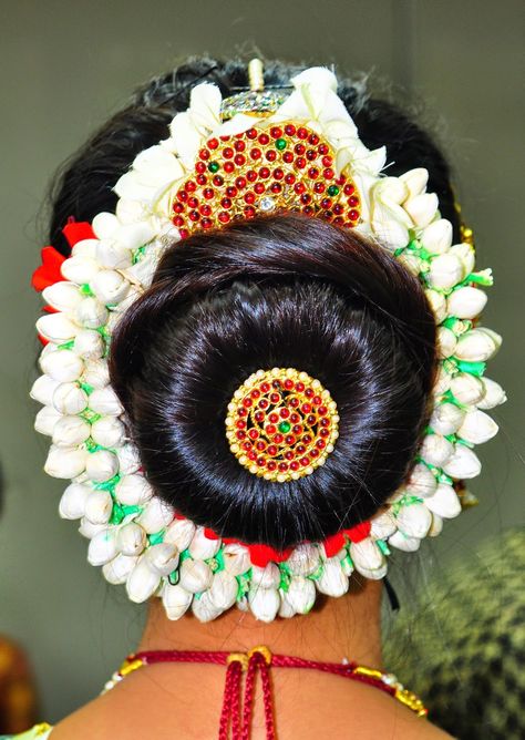 Bharatnatyam Hairstyle, Bharatanatyam Hairstyle, Bharatanatyam Makeup, Hairstyles For Dances, Asian Hair Ornaments, Bharatanatyam Costume, Donut Bun Hairstyles, Indian Classical Dancer, Ar Art