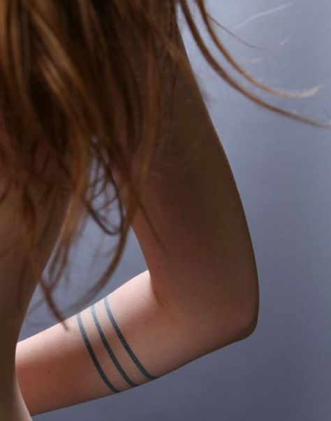 Was bedeutet ein Armband Tattoo und welche Symbole sind angesagt? - Tattoos - ZENIDEEN Armband Tattoo Frau, Tattoos Bracelet, Tattoo Plume, Straight Line Tattoo, Stripe Tattoo, Wrist Bracelet Tattoo, Cream Tattoo, Armband Tattoos, Single Line Tattoo