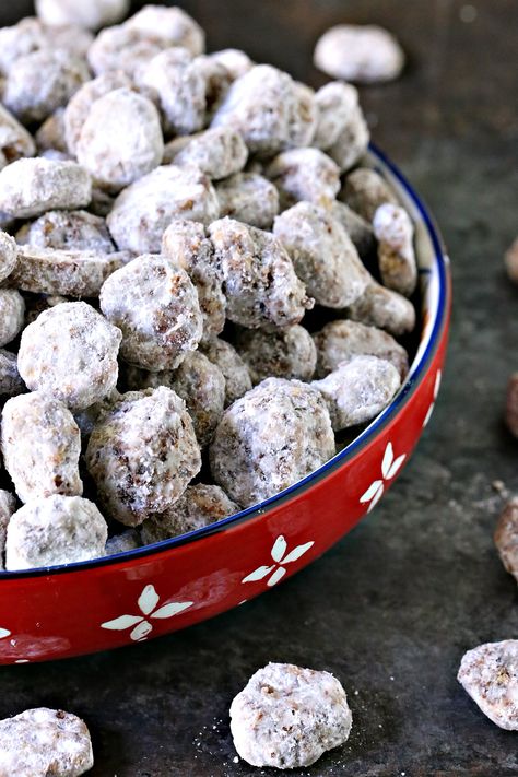 Honeycomb Chocolate Peanut Butter Puppy Chow is an easy snack mix recipe that is perfect for game night with family and friends. Snack Mix With Honeycomb Cereal, Honeycomb Cereal Recipes Snack Mixes, Honeycomb Snack Mix Recipe, Honeycomb Cereal Recipes, Honeycomb Cereal Treats, Honey Comb Cereal Snack Ideas, Cereal Recipes Snacks, Peanut Butter Puppy Chow, Honey Inspiration