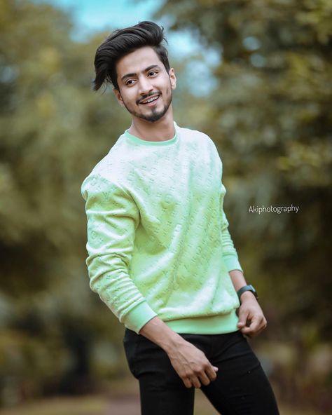 Faisal Shaikh, Mr Faisu, New Photo Style, Mens Photoshoot Poses, Photo Pose Style, Best Poses For Men, Photo Pose For Man, Boy Photography Poses