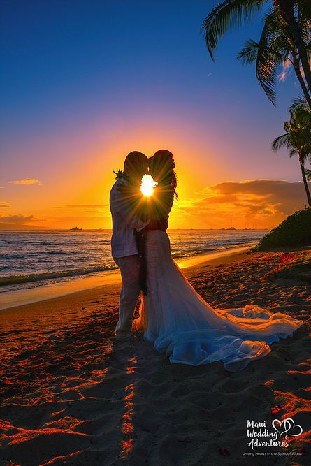 Maui Beach Wedding, Maui Beach, Pose Fotografi, Beach Wedding Photos, The Pose, Sunset Wedding, Maui Weddings, Hawaii Beaches, Wedding Photography Poses