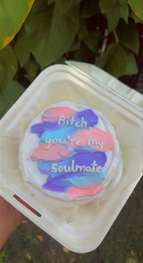 Perfect bento cake for your soulmate/best friend with quote Best Friend Cake Ideas Aesthetic, Cakes For Best Friend Girl, Cake Ideas Best Friends, Birthday Cake For Friendship, Cute Bento Cake For Best Friend, Friendship Day Bento Cake, Cake Designs For Friends, Funny Bday Cakes For Friends, Friend Anniversary Cake