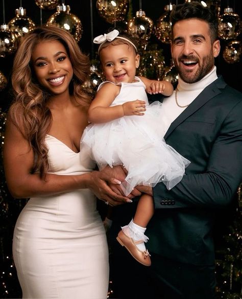 Interracial Family Photos, Tux Prom, Holiday Photos Outfits, Influencer Makeup, Family Photoshoot Ideas, Aesthetic Family, Christmas Pictures Outfits, Biracial Couples, Family Christmas Outfits