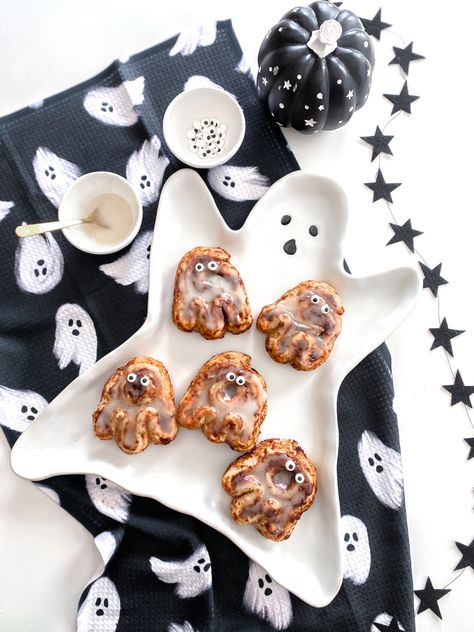 Cinnamon Roll Ghosts - A Spooktacularly Spooky Cute Breakfast for Halloween! These ghosts are so easy to make. Perfect for Halloween parties, a scary movie night and Halloween breakfast. Tap to shop the supplies I used. Fun Halloween Ideas, Ghosts For Halloween, Halloween Breakfast, Spooky Food, Halloween Party Snacks, Pumpkin Cinnamon Rolls, Fun Halloween Food, Halloween Food Treats, Air Fry Recipes