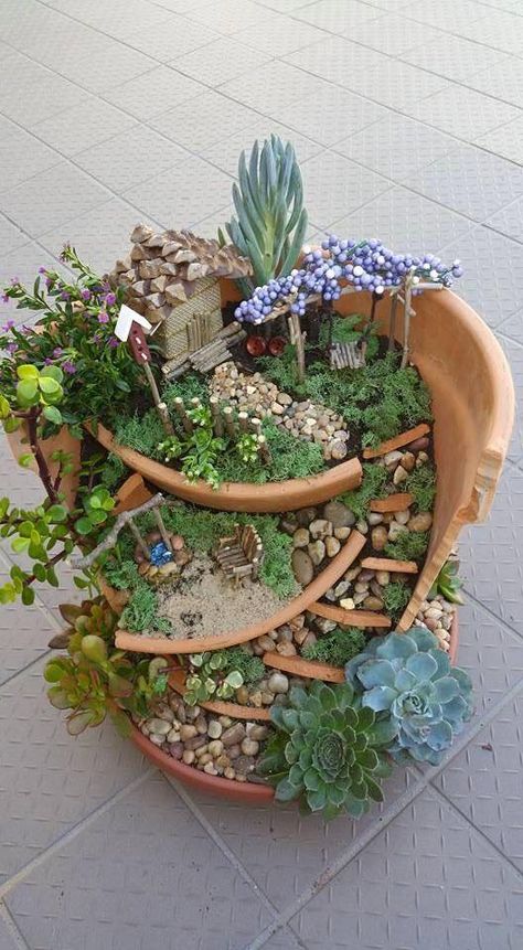 Broken Pot Garden, Miniature Garden Design, Fairy Garden Pots, Fairies Garden, Fairy Garden Plants, Fairy Garden Designs, Fairy Garden Crafts, Asian Garden, Mini Fairy Garden