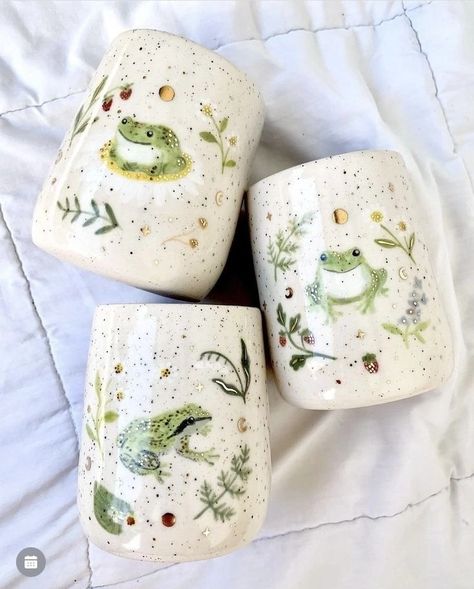 Ceramic Cup Painting, Potions Shop, Frog Cup, Coffee Gift Ideas, Pottery Flowers, Diy Keramik, Painting Pottery, Diy Pottery Painting, Art Help