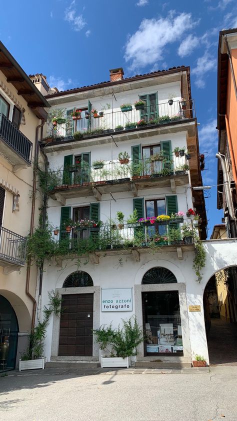 Italian Home Aesthetic Exterior, Italy Apartment Exterior, Italian Home Layout, Spanish Apartment Exterior, Mediterranean Apartment Exterior, Italian Appartement, European Apartment Exterior, Small Italian House Exterior, Italian Apartment Exterior