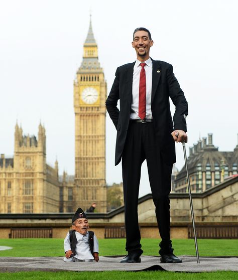 The World’s Tallest and Shortest Men Meet |  Chandra Bahadur Dang, {Napal} is a mere 21.5 inches tall while Sultan Kosen {Turkey} is a towering 8-foot-3. BEST PICTURES OF WEEK | November 21, 2014 | London, England Tallest Man, Guinness Book, Tall Person, Tall People, Short People, Epic Photos, Guinness World Records, Memes Kpop, World Records