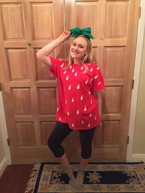 Adult Fruit Costume, Orange Diy Costume, Adult Strawberry Costume, Easy Food Halloween Costumes, Homemade Strawberry Costume, Fruit Costume Women, Tshirt Costume Ideas, Diy Strawberry Costume, Diy Fruit Costume