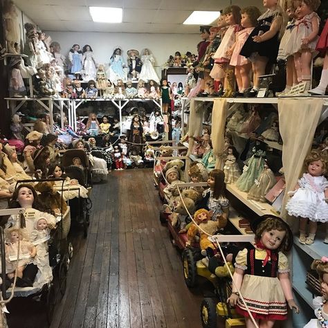 Yesterday's Children: The Best Toy Museum In Mississippi Creepy Doll Collection, Vintage Doll Collection, Doll Collection Display, Dolls Display, Doll Museum, Antique Porcelain Dolls, Doll Room, Santa Outfit, Victorian Dolls