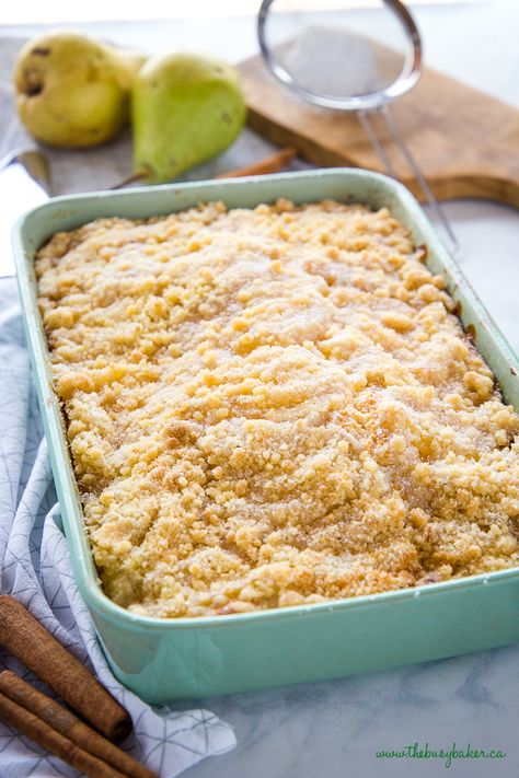 Pear Streusel Cake in green pan with powdered sugar Homemade White Cake, Pear Recipes Easy, Winter Desserts Easy, Pear Cake Recipes, Pear Dessert Recipes, Homemade White Cakes, Streusel Cake, Dessert Homemade, Winter Dessert