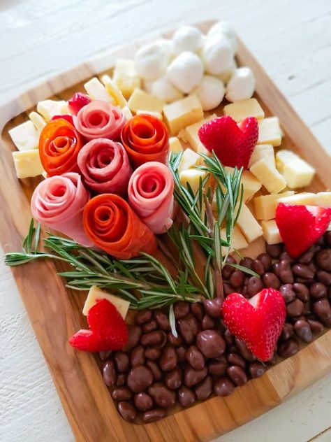 Fun Charcuterie Board Ideas Valentines, Valentine Charcuterie Bouquet, Charcuterie Board Heart Shaped, Bouquet Charcuterie Board, Simple Valentines Charcuterie Board, Engagement Charcuterie Board Ideas, Valentines Brunch Board, Valentine Charturie Board, Charcuterie Board Ideas For Engagement Party