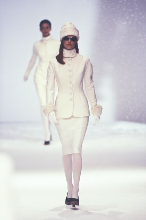 Gianfranco Ferre' Runway Show FW 1995 Meghan Douglas, Runway Aesthetic, Elegant Long Sleeve Wedding Dresses, Runway Gowns, Alt Clothes, 90s Runway, 90s Runway Fashion, Thrifted Outfits, Gianfranco Ferre