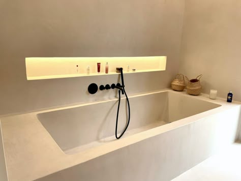 Integrated Bathtub, Home Spa Room, Tub Design, Dream House Aesthetic, Minimalist Bathroom Design, Restroom Design, Home Hall Design, Tub Ideas, Soaker Tub