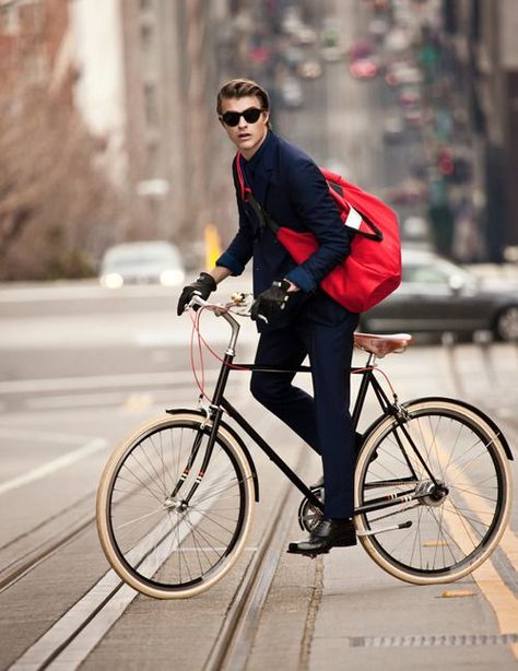 The bike and the outfit City Bike Men, City Bike Style, Urban Bike Style, Bicycle Ideas, Bicycle Chic, Urban Bicycle, Velo Vintage, Urban Cycling, Riding A Bike