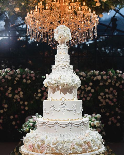 Couture cake with world-class sugar crafting! Inspired by the bride's Chanel wedding gown, this glamorous cake contains hundreds of sugar… | Instagram Cake Plinth, Glamorous Wedding Cakes, Chanel Wedding, 25 Anniversary Cake, Royal Cakes, 2023 Couture, Big Wedding Cakes, Couture Cakes, Modern Wedding Cake