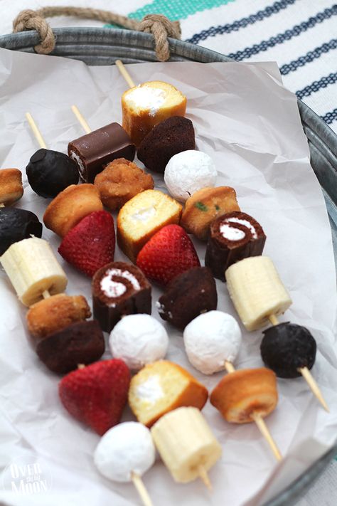 These are awesome! No baking required - just buy desserts and put them on kabob sticks and serve! Plus, the kids love helping assemble them! From www.overthebigmoon.com! Fun Kids Desserts, Fun Easy Desserts, Basic Cupcake Recipe, Easy Desserts For Kids, Dessert Kabobs, Dessert Skewers, Kabob Sticks, Dessert Sushi, Snack Prep